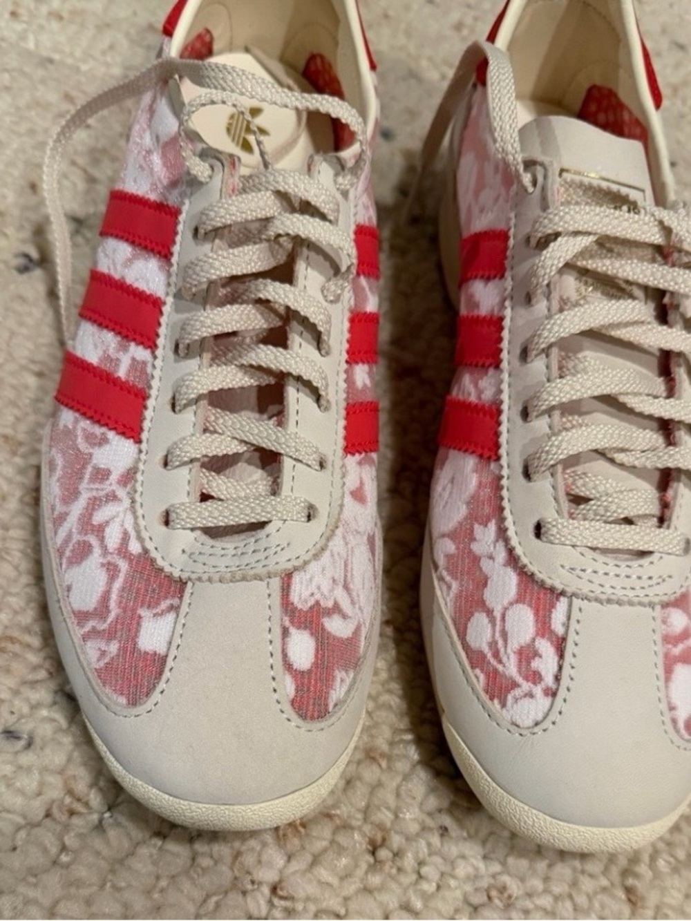 adidas Ladies Size 9 in Cream with Red Accents - Picture 3 of 11